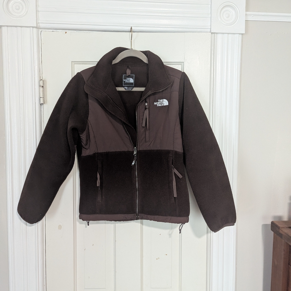The North Face Woman’s Polartec Denali Fleece Jacket in Dark Chocolate. - Picture 2 of 4